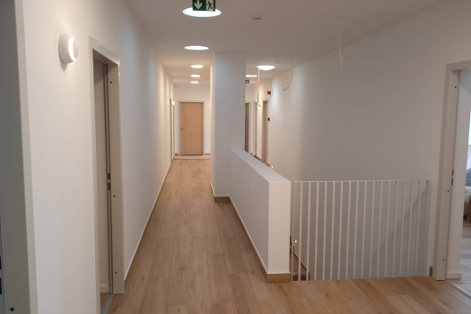 Elkészült emeleti közlekedő a szállásegységek bejárataival