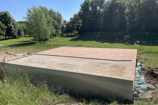 Szabadtéri színpad monolit vasbeton pódiuma park környezetben