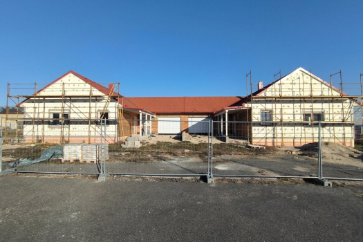 Structural construction of a semi-detached house with a scaffolded, insulated facade